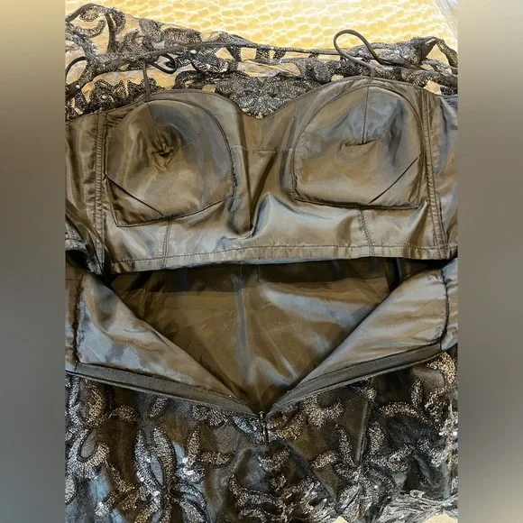 NWT Calvin Klein evening gown. Size 4. A line gown with illusion neckline. - Picture 4 of 6